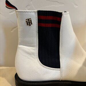 TOMMY HILFIGER WOMEN'S CLASSIC WHITE ANKLE BOOTS, SIZE 8M